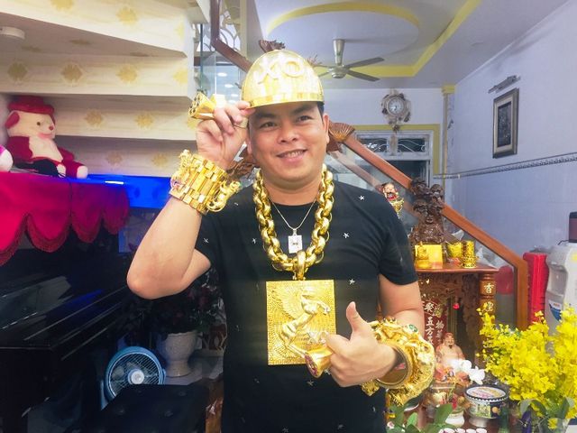Mục sở thị chiếc nón vàng gần 1,85 tỷ đồng của đại gia Sài Gòn - 5