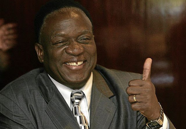 Tổng thống Zimbabwe tự chế giễu tiền tệ nước mình không có giá trị - 1