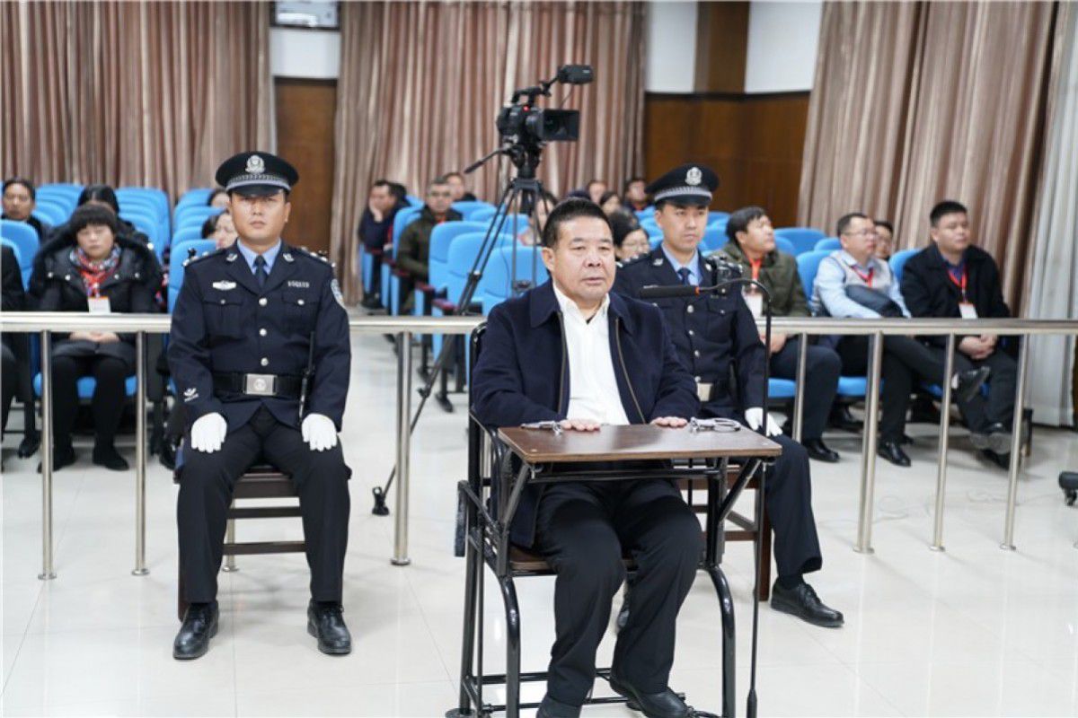 Quan chức Trung Quốc giấu chục triệu USD tham nhũng trong chuồng gà, bể nước