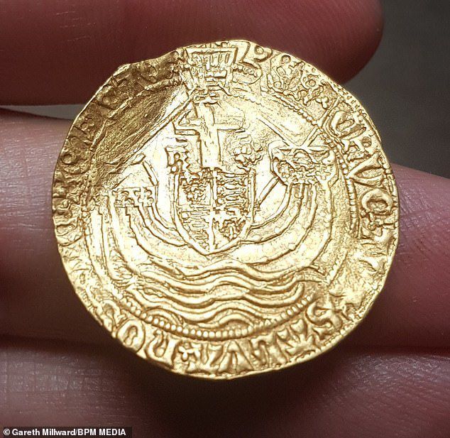 Bỗng chốc giàu có nhờ đào được đồng xu vàng quý hiếm 500 năm tuổi