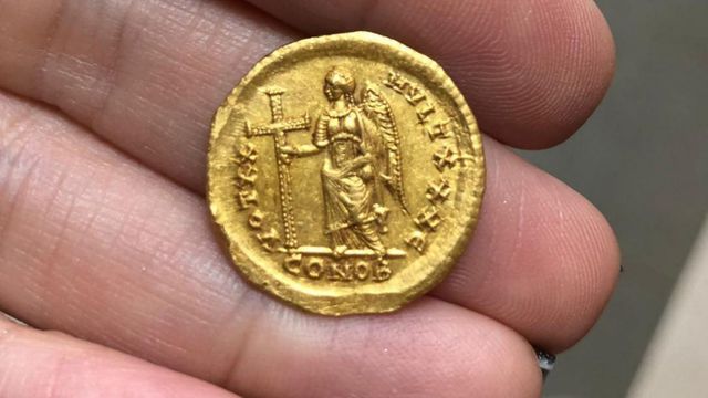 Học sinh cấp 2 bất ngờ nhặt được đồng tiền vàng 1.600 năm tuổi - 1