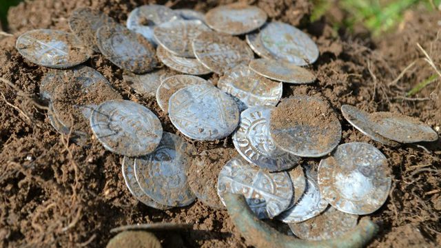 Đào được kho báu đầy tiền vàng từ thế kỷ 14 trị giá gần 5 tỷ đồng - 3