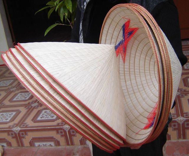 Bất ngờ giá chổi quét nhà, nón lá được bán trên Amazon