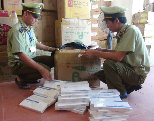 Quảng Bình: Phát hiện và bắt giữ xe tải chở hơn 19.000 bao thuốc lá lậu  - 2