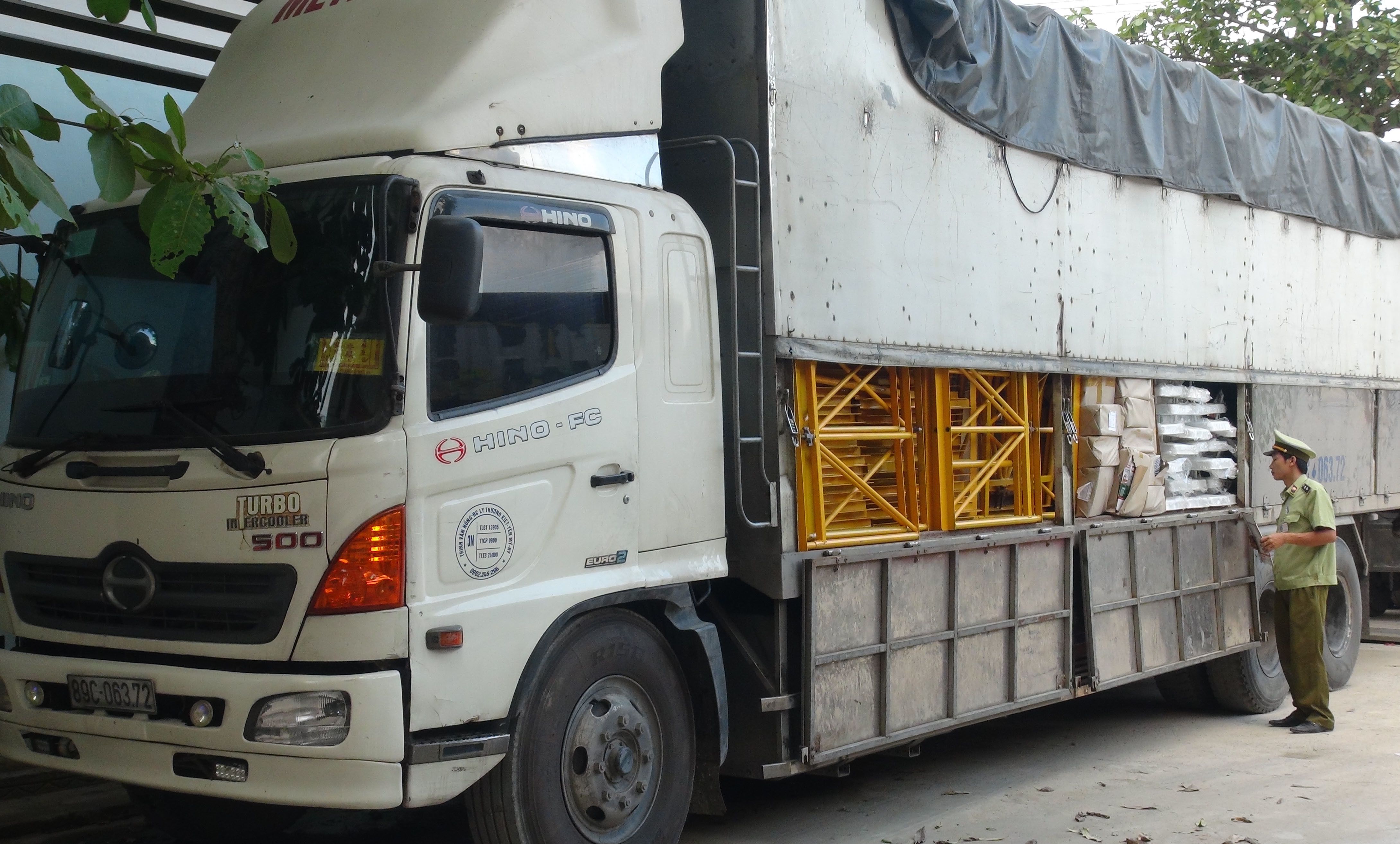 Quảng Bình: Phát hiện và bắt giữ xe tải chở hơn 19.000 bao thuốc lá lậu