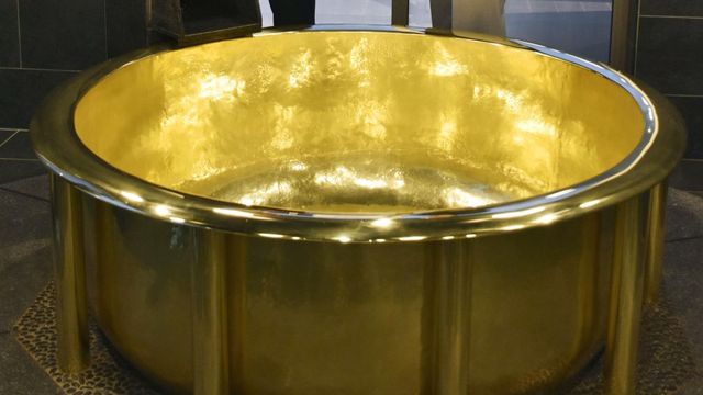 Thử làm đại gia: Ngâm mình trong bồn tắm bằng vàng trị giá hơn 7,1 triệu USD - 1