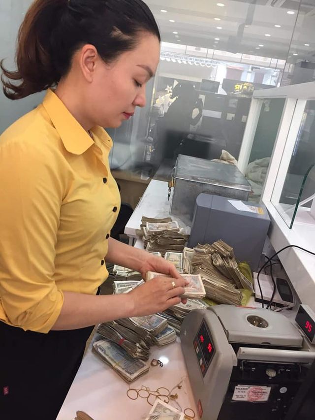 Vợ chồng già 78 tuổi chở bao tải tiền gửi tiết kiệm: Hy hữu ở Quảng Bình - 2