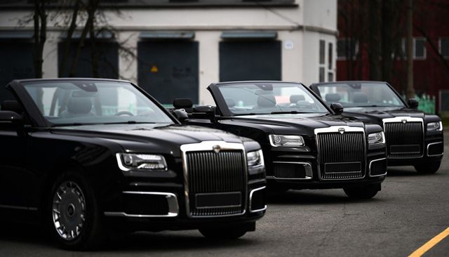 Cận cảnh dàn limousine được mệnh danh “Rolls-Royce mui trần” của nước Nga - 1
