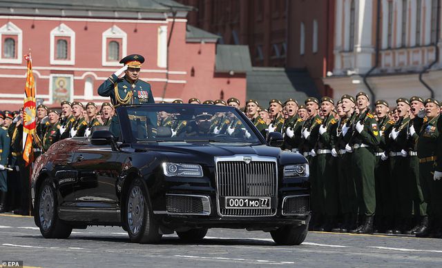 Cận cảnh dàn limousine được mệnh danh “Rolls-Royce mui trần” của nước Nga - 4