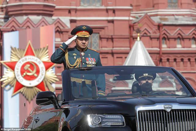Cận cảnh dàn limousine được mệnh danh “Rolls-Royce mui trần” của nước Nga - 5