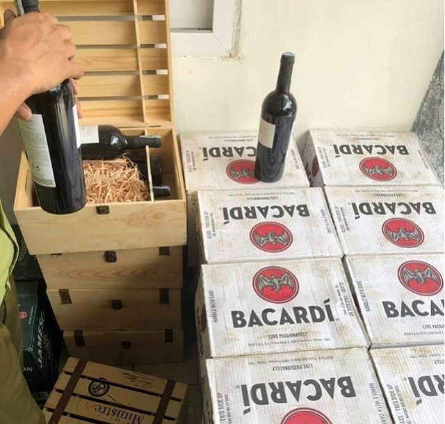 Quảng Bình: Bắt giữ gần 400 chai rượu ngoại nhập lậu - 2