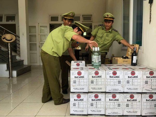 Quảng Bình: Bắt giữ gần 400 chai rượu ngoại nhập lậu