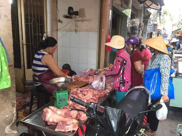 TPHCM: Người dân “e dè” với thịt ở chợ vì dịch tả heo Châu Phi - 1