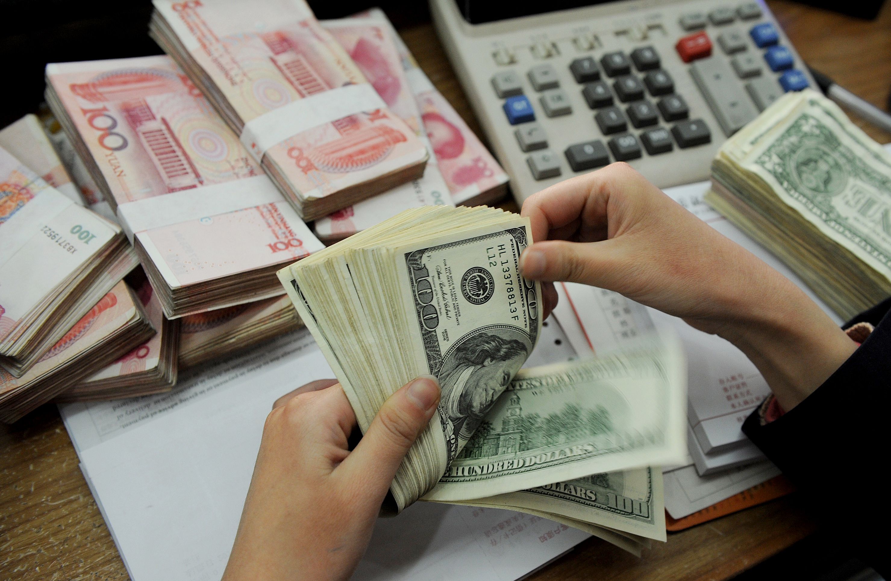 Trung Quốc phá giá nhân dân tệ: Tiền Việt Nam chịu “sức ép” lớn