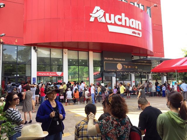 Siêu thị Auchan ngừng hoạt động, dân đổ xô đến gom hàng thanh lý - 1