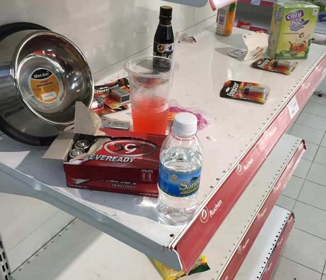 Nhân viên Auchan “ngán ngẩm” nhìn khách bóc bánh kẹo, nước ngọt ăn uống tại chỗ - 1