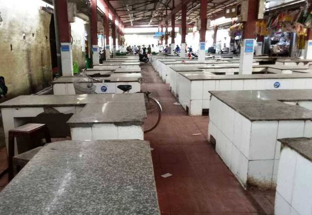 Chính quyền thông báo cấm, hàng trăm sạp thịt lợn tại chợ “gác thớt”