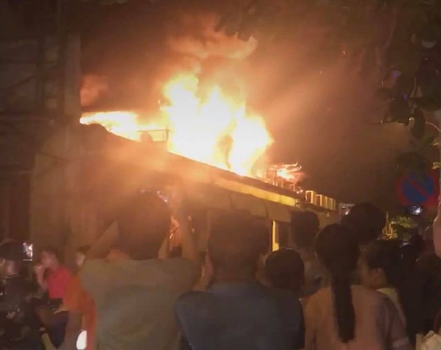 Hà Nội: Quán bia Hải Xồm trên đường Hoàng Quốc Việt cháy dữ dội - 1