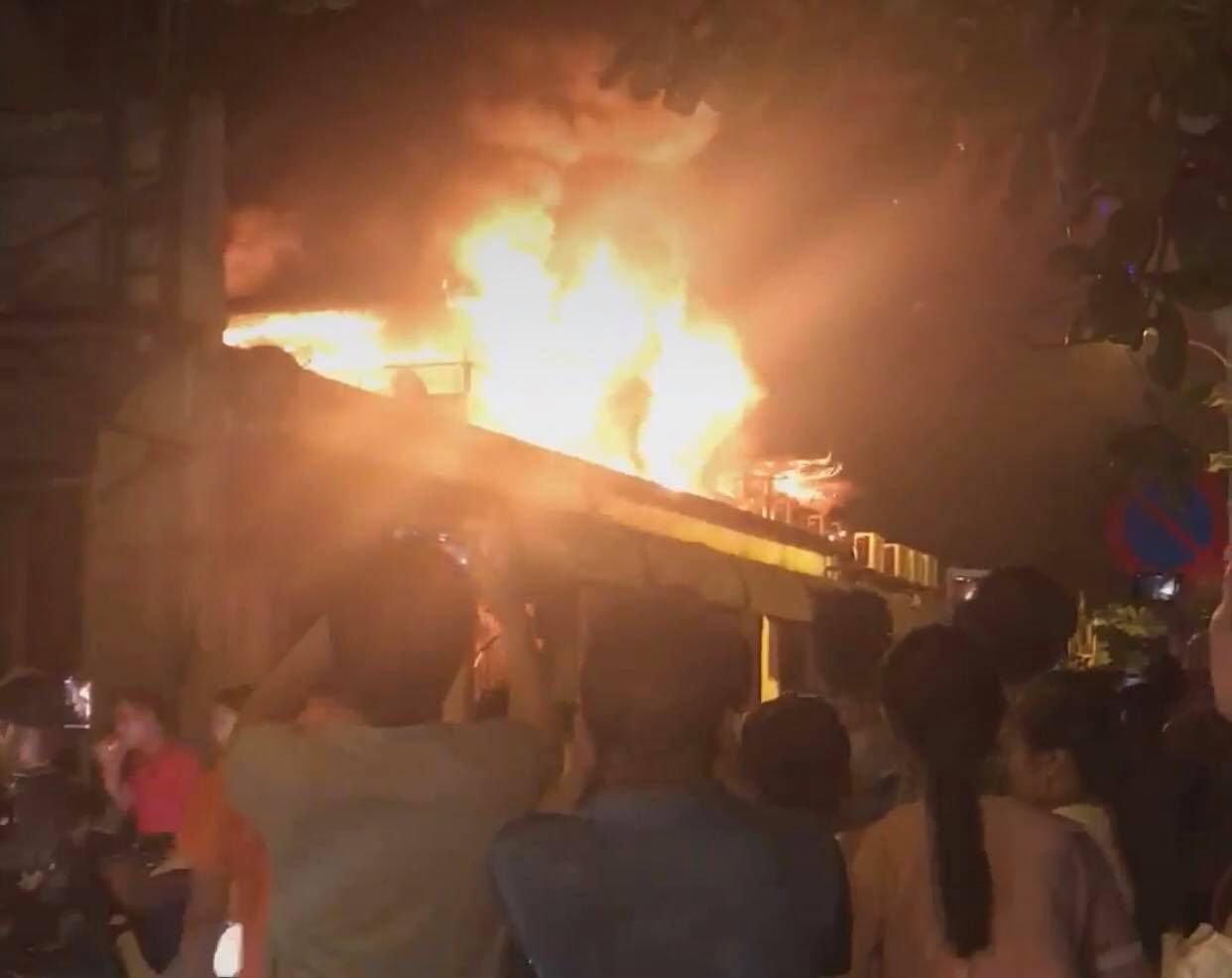 Hà Nội: Quán bia Hải Xồm trên đường Hoàng Quốc Việt cháy dữ dội