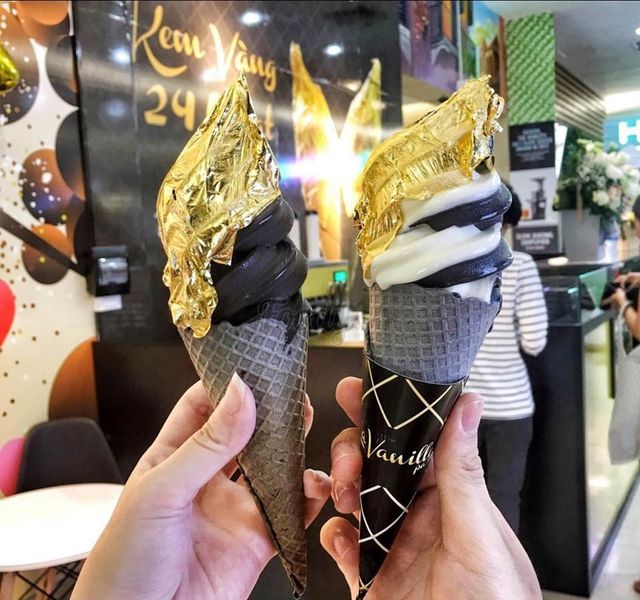 Kem vị dừa tinh than tre phủ vàng mới toanh vừa được ra mắt tại Hà Nội.