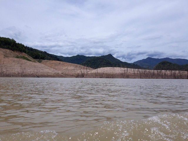 Hồ thủy điện lớn bậc nhất Bắc Miền Trung cạn trơ đáy, hoang tàn như vùng đất chết - 11