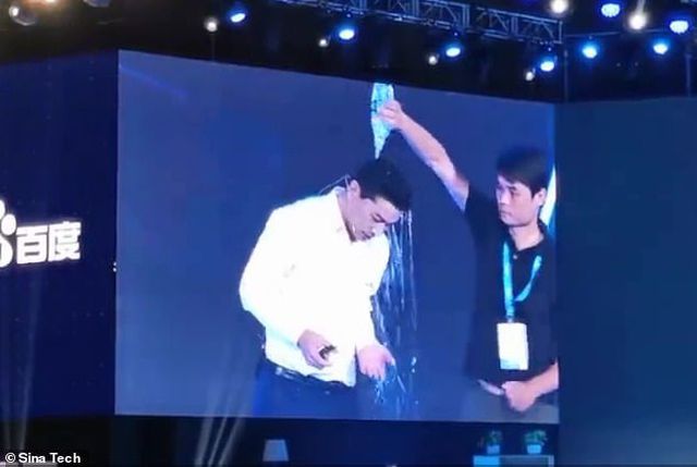 Tỷ phú công nghệ Trung Quốc bị một khán giả đổ chai nước lên đầu trong khi phát biểu về trí tuệ nhân tạo - 1