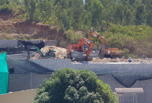 Khánh Hòa: Nhiều mảng gạch trên bức tường “khủng” đã được tháo dỡ - 2