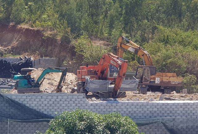 Khánh Hòa: Nhiều mảng gạch trên bức tường “khủng” đã được tháo dỡ - 5