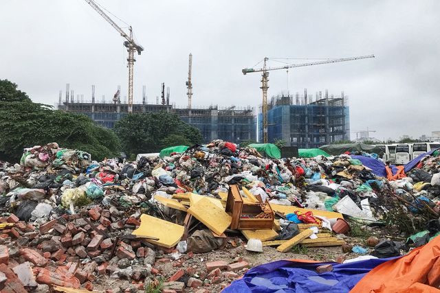 Hà Nội ngổn ngang rác thải sau sự cố bãi rác Nam Sơn bị chặn đường - 1