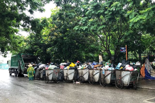 Hà Nội ngổn ngang rác thải sau sự cố bãi rác Nam Sơn bị chặn đường - 2