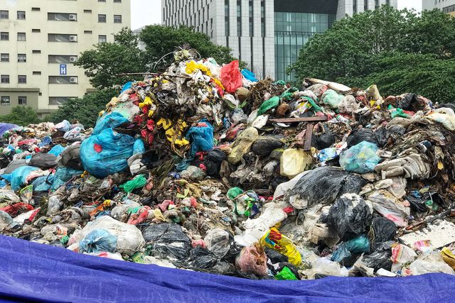 Hà Nội ngổn ngang rác thải sau sự cố bãi rác Nam Sơn bị chặn đường - 11