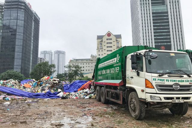 Hà Nội ngổn ngang rác thải sau sự cố bãi rác Nam Sơn bị chặn đường - 3