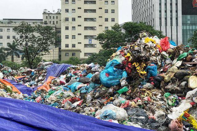 Hà Nội ngổn ngang rác thải sau sự cố bãi rác Nam Sơn bị chặn đường - 4