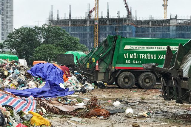 Hà Nội ngổn ngang rác thải sau sự cố bãi rác Nam Sơn bị chặn đường - 5