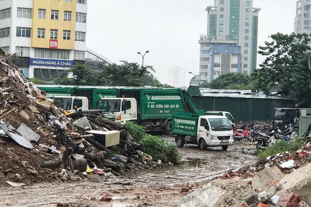 Hà Nội ngổn ngang rác thải sau sự cố bãi rác Nam Sơn bị chặn đường - 6
