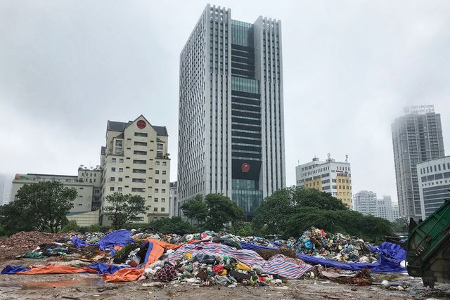 Hà Nội ngổn ngang rác thải sau sự cố bãi rác Nam Sơn bị chặn đường - 7