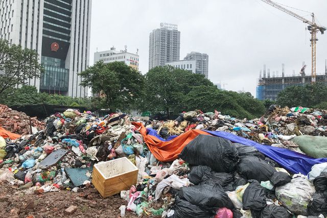 Hà Nội ngổn ngang rác thải sau sự cố bãi rác Nam Sơn bị chặn đường - 9