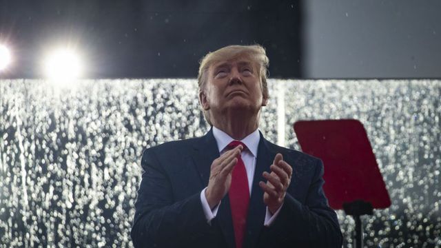 Máy nhắc chữ gây “họa” cho ông Trump trong lễ kỷ niệm Quốc khánh Mỹ - 1