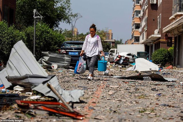 Thành phố Trung Quốc đổ nát như “ngày tận thế” sau khi vòi rồng càn quét - 8