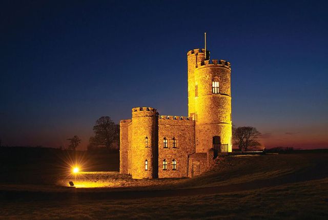 Lâu đài trung cổ tuyệt đẹp từ thế kỷ 18 với những tòa tháp và sân bay trực thăng được rao bán với giá 1,25 triệu bảng - 1