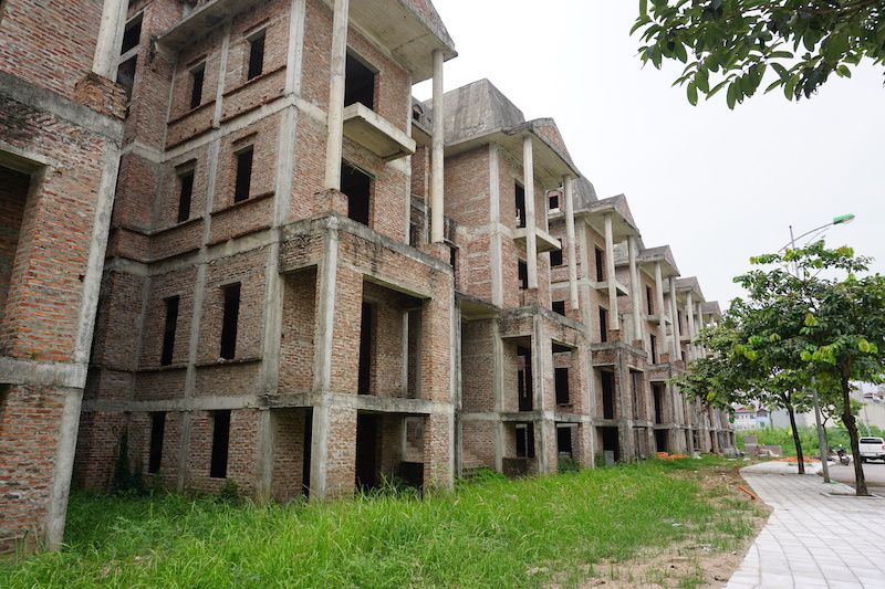 Cận cảnh hàng loạt biệt thự bỏ hoang ở “phố nhà giàu” ngoại ô Hà Nội