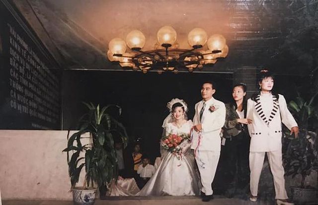 Đám cưới đại gia thập niên 90: Cô dâu thay 4 bộ váy, rước dâu bằng dàn “siêu xe” - 1