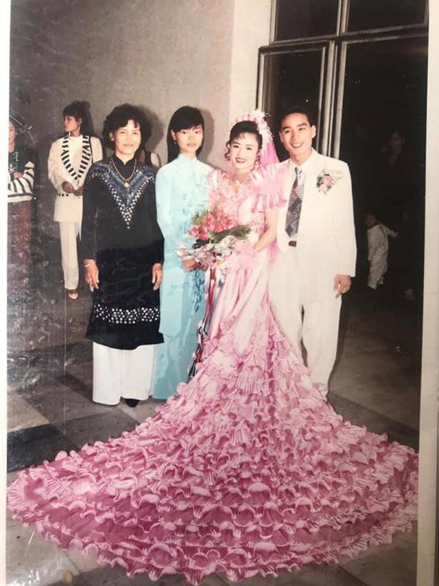 Đám cưới đại gia thập niên 90: Cô dâu thay 4 bộ váy, rước dâu bằng dàn “siêu xe” - 2