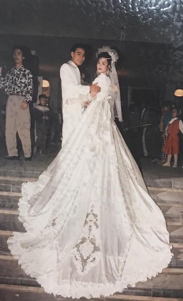 Đám cưới đại gia thập niên 90: Cô dâu thay 4 bộ váy, rước dâu bằng dàn “siêu xe” - 11