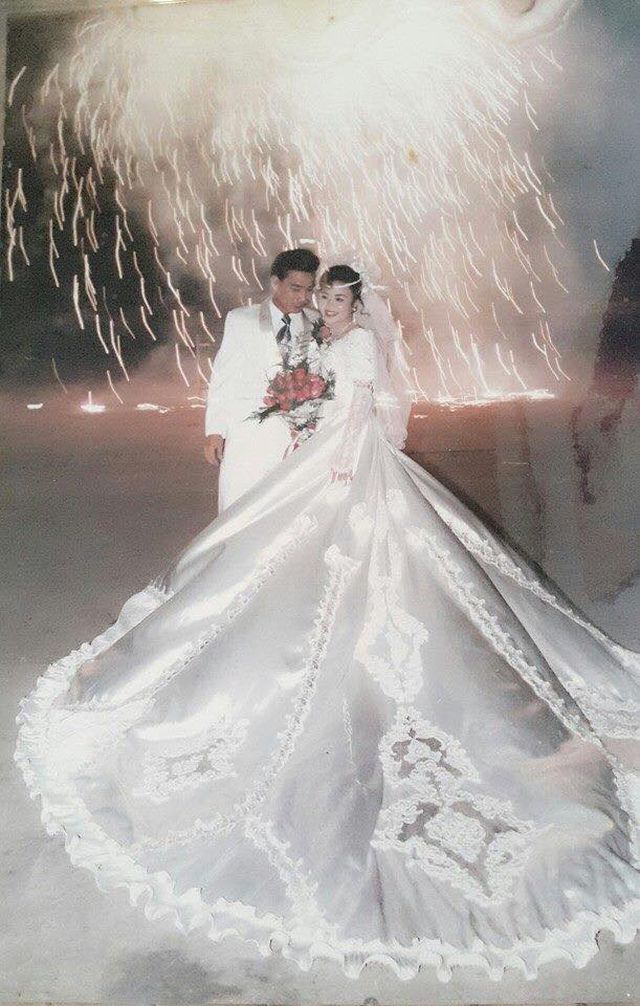 Đám cưới đại gia thập niên 90: Cô dâu thay 4 bộ váy, rước dâu bằng dàn “siêu xe” - 3