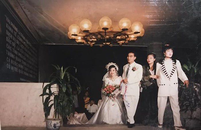 Đám cưới đại gia thập niên 90: Cô dâu thay 4 bộ váy, rước dâu bằng dàn “siêu xe”