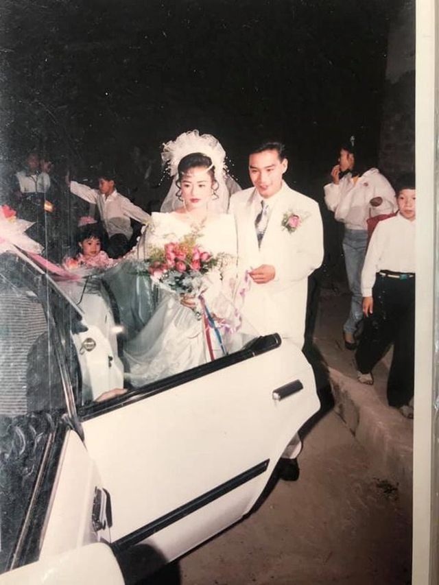 Đám cưới đại gia thập niên 90: Cô dâu thay 4 bộ váy, rước dâu bằng dàn “siêu xe” - 8