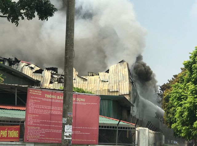 Hà Nội: Cháy kho xưởng gần trung tâm thương mại Aeon Mall Long Biên - 1