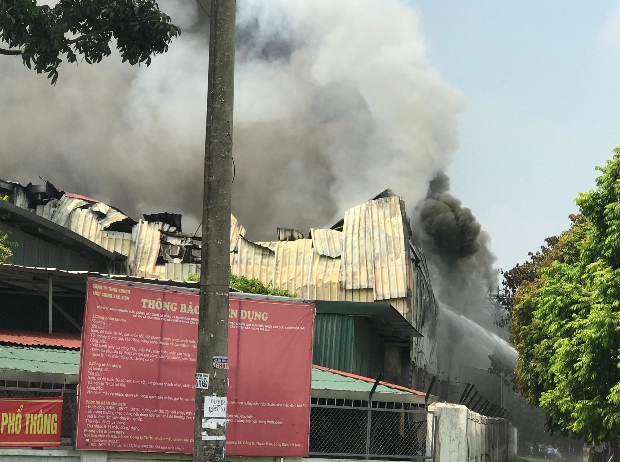 Hà Nội: Cháy kho xưởng gần trung tâm thương mại Aeon Mall Long Biên