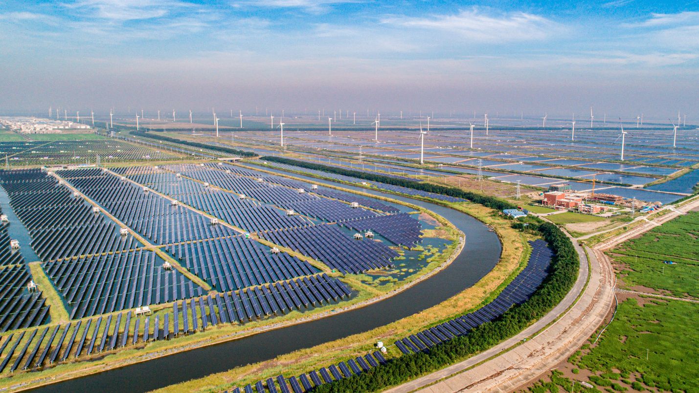 Trung Quốc vượt Mỹ và Nhật Bản thống trị cuộc đua năng lượng tái tạo